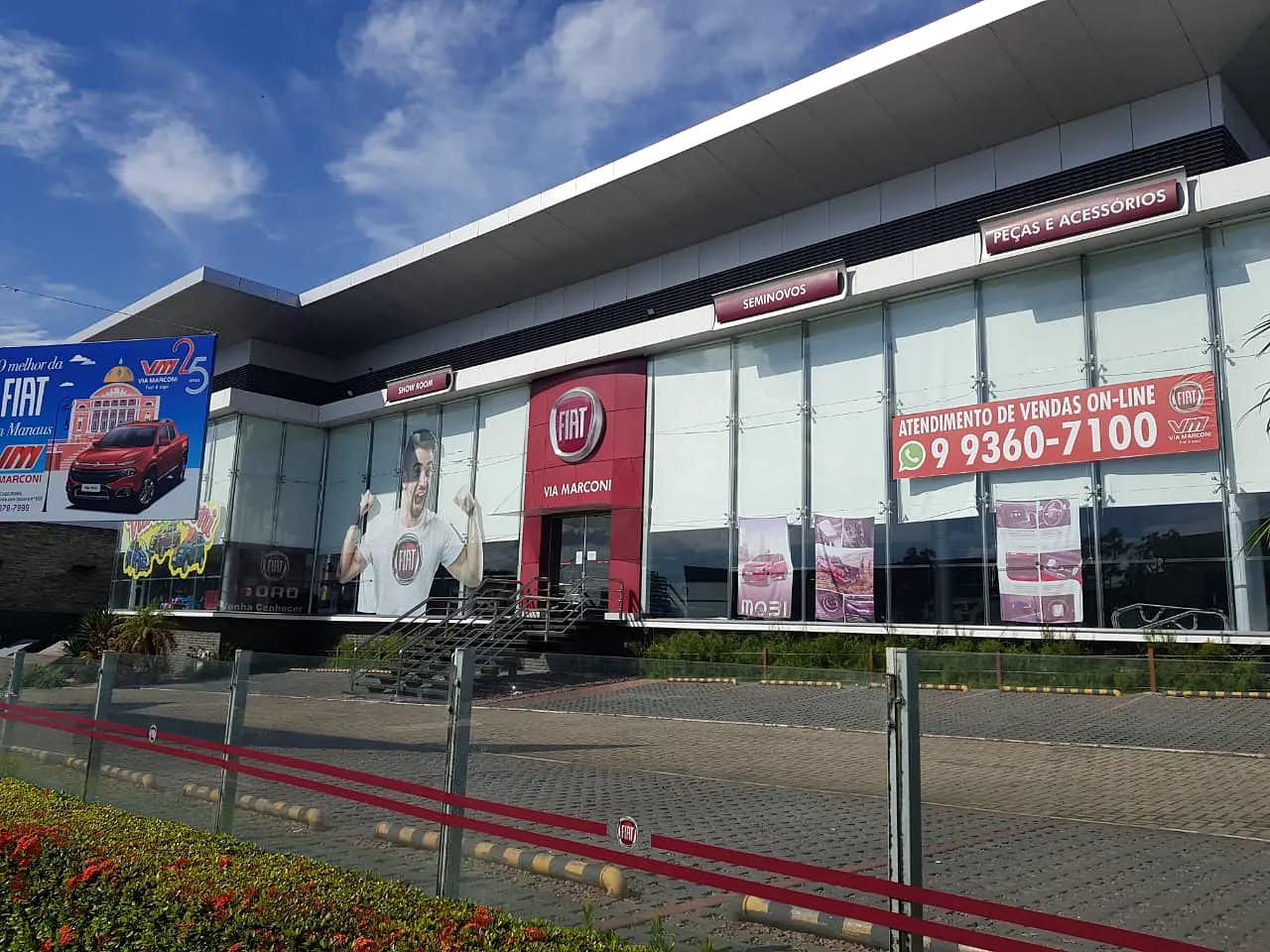 Concessionária Fiat Via Marconi, com fachada envidraçada e marquise branca.
